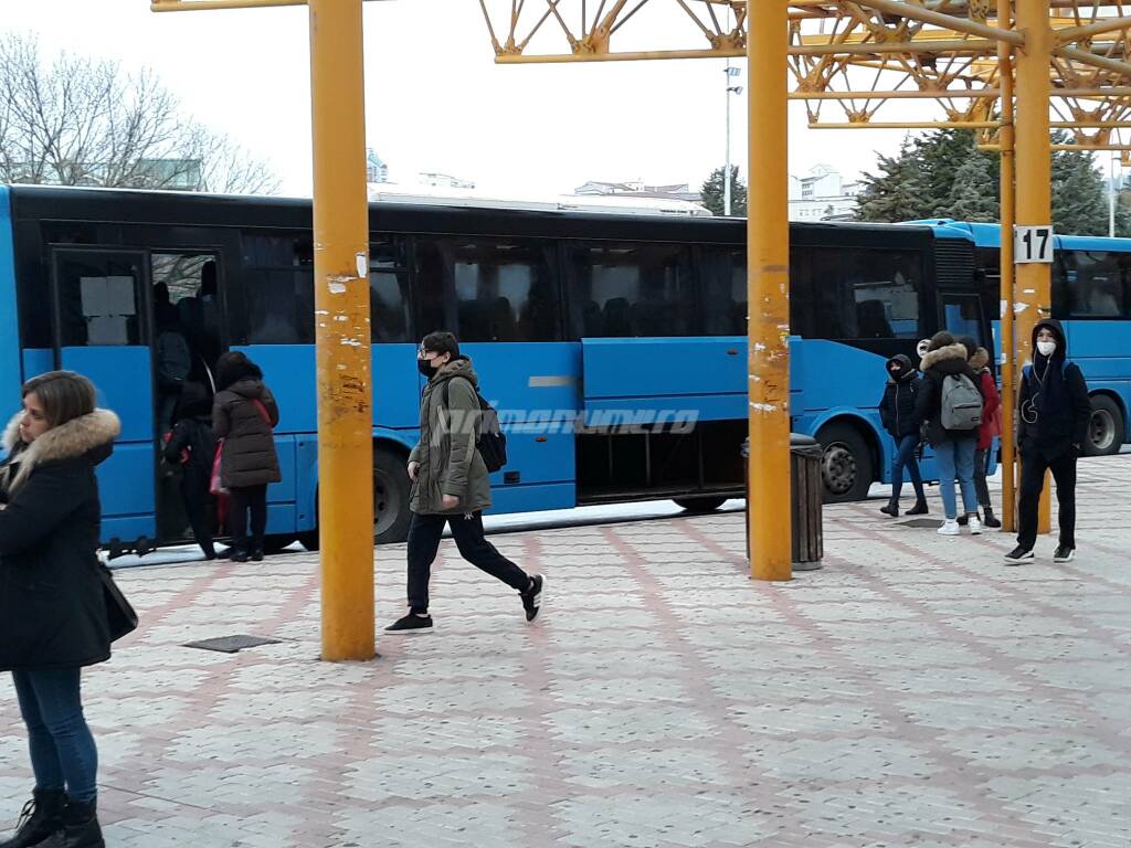 Studenti terminal autobus Campobasso primo giorno green pass