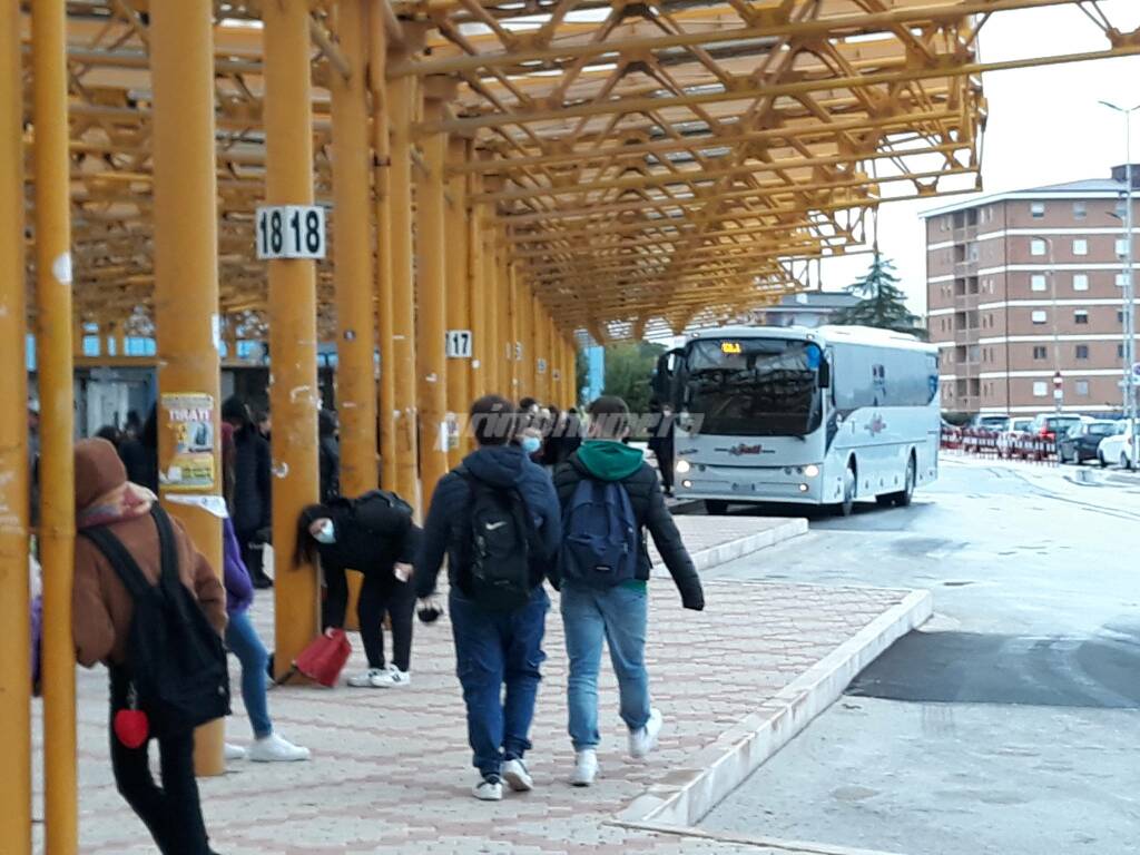 Studenti terminal autobus Campobasso primo giorno green pass