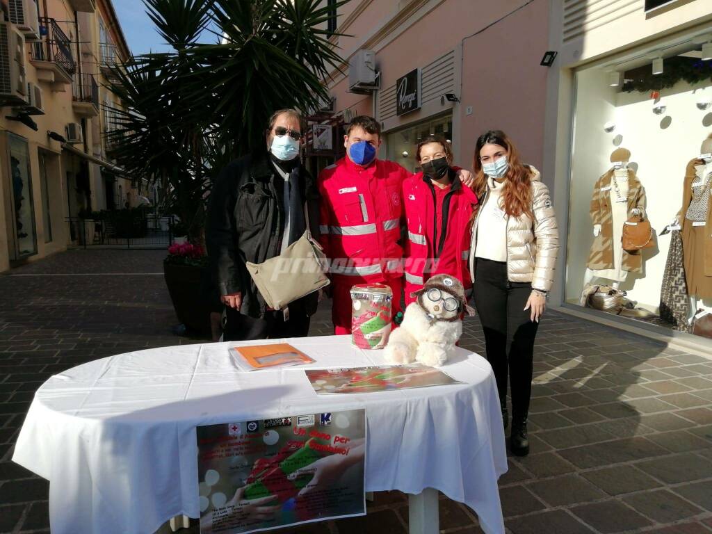 croce rossa dono bambini banchetto