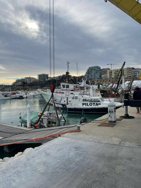 peschereccio affondato porto turistico