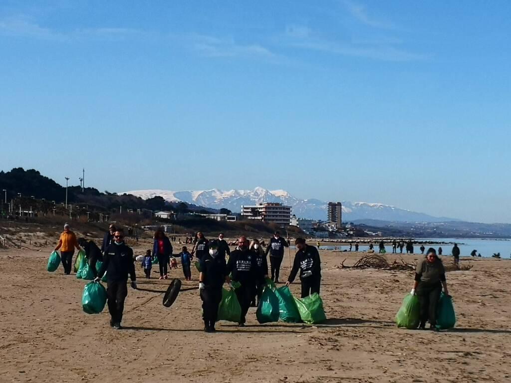 Mare d'inverno, pulizia in spiaggia a Termoli