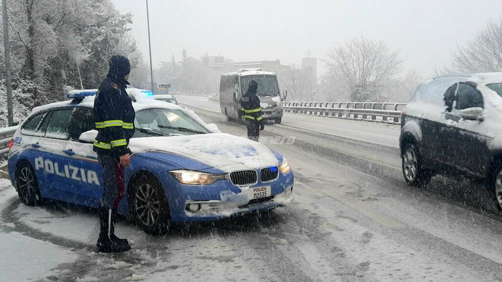 Polizia stradale neve 