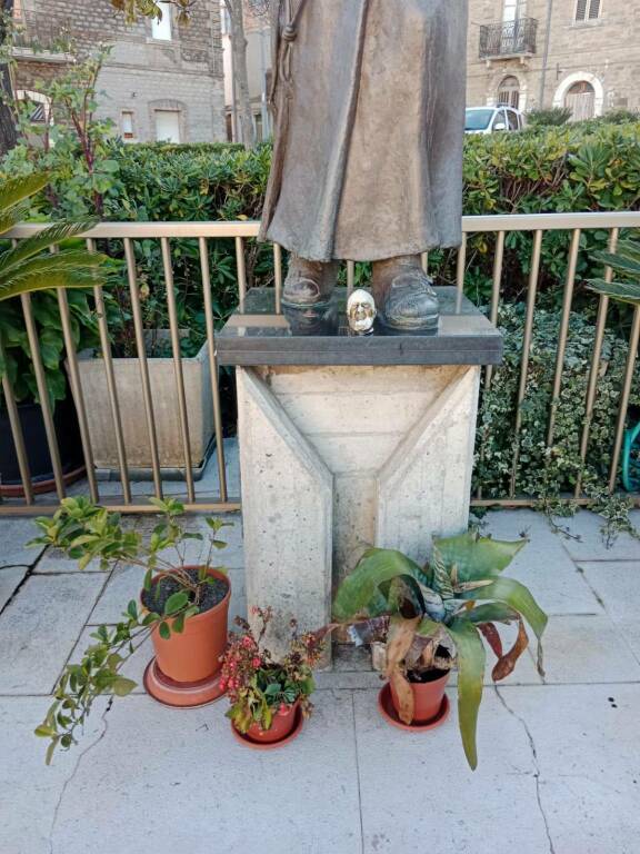 statua padre pio spaccata