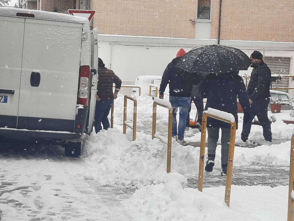 Marciapiedi neve persone Campobasso