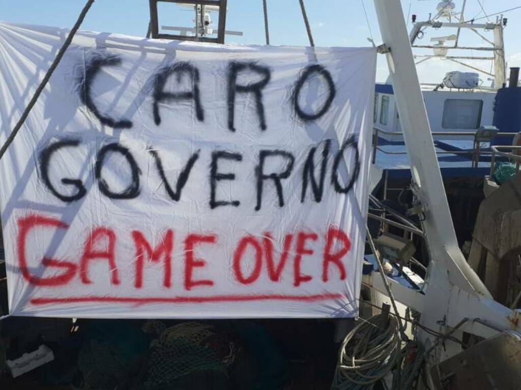 striscioni protesta pescherecci caro gasolio