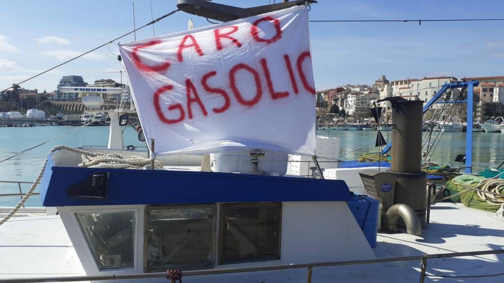 striscioni protesta pescherecci caro gasolio