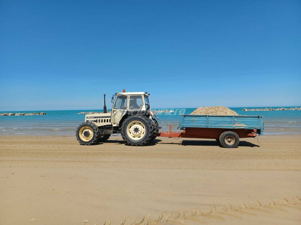 trattore lavori spiaggia