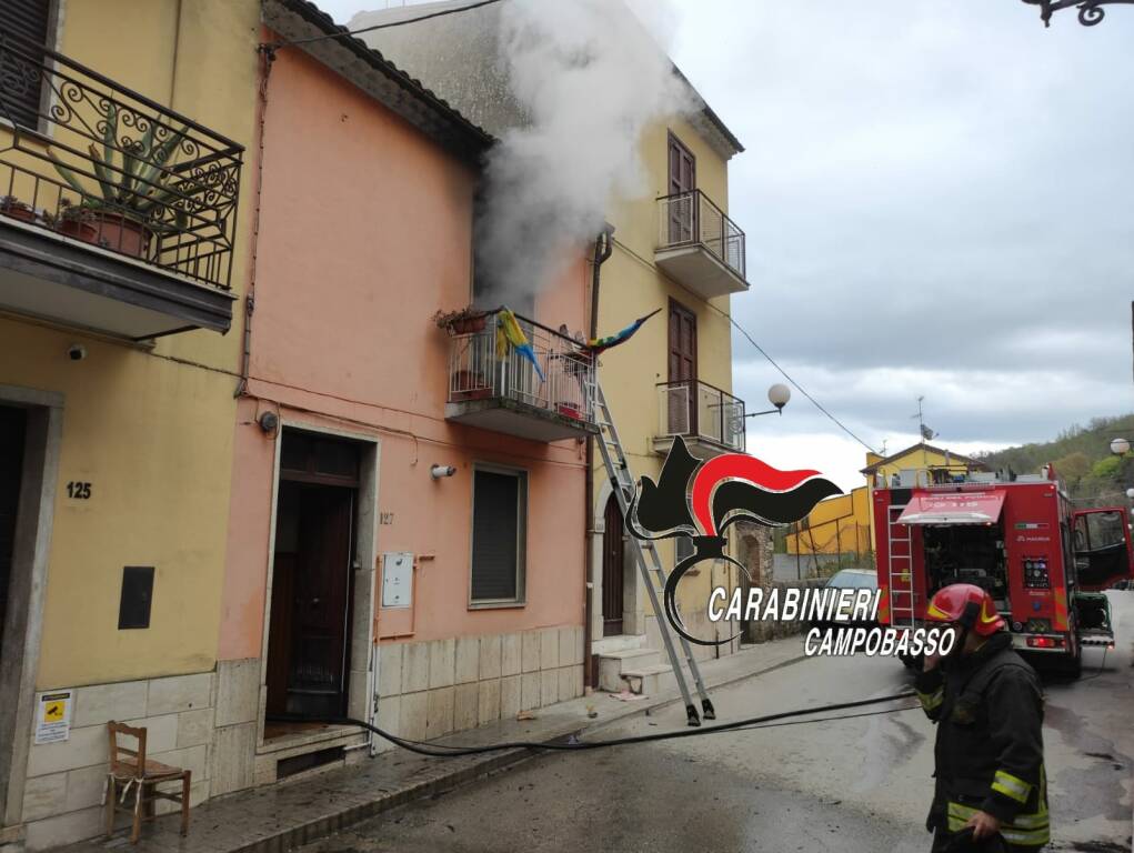 Bojano casa incendiata vigili del fuoco