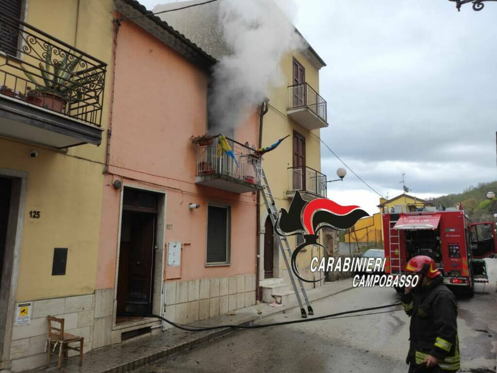 Bojano casa incendiata vigili del fuoco