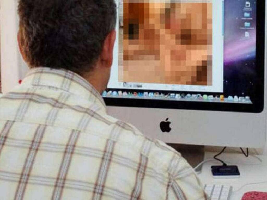 uomo pc computer reati sessuali
