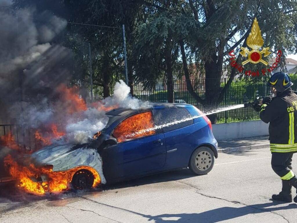 auto fiamme petacciato