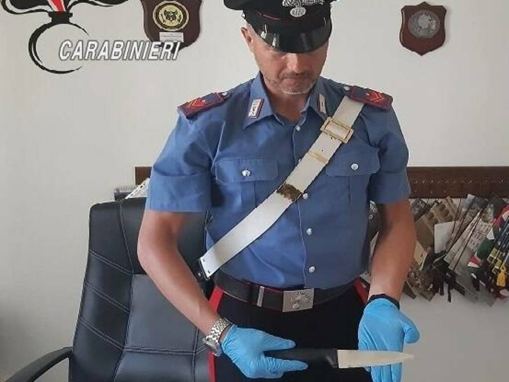 coltello accoltellamento carabinieri