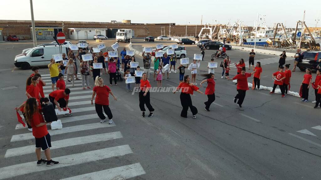 Flash mob per lo sciopero dei pescatori