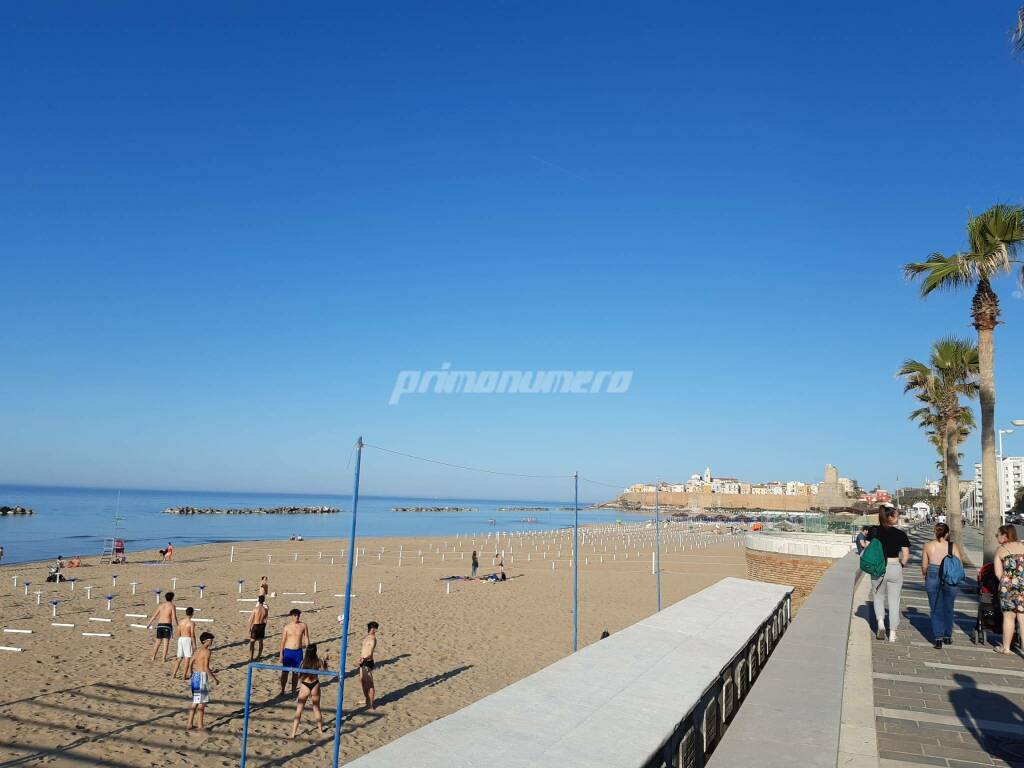 maggio lungomare passeggio spiaggia 