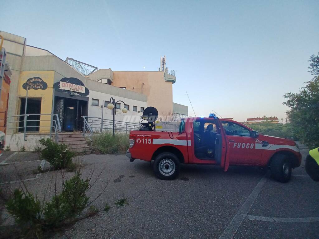 incendio bowling vigili