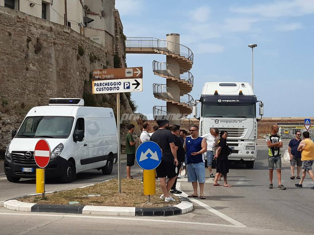 Pescatori protesta porto