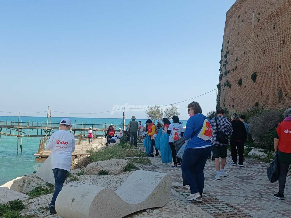 Studenti e volontari per la pulizia della spiaggia