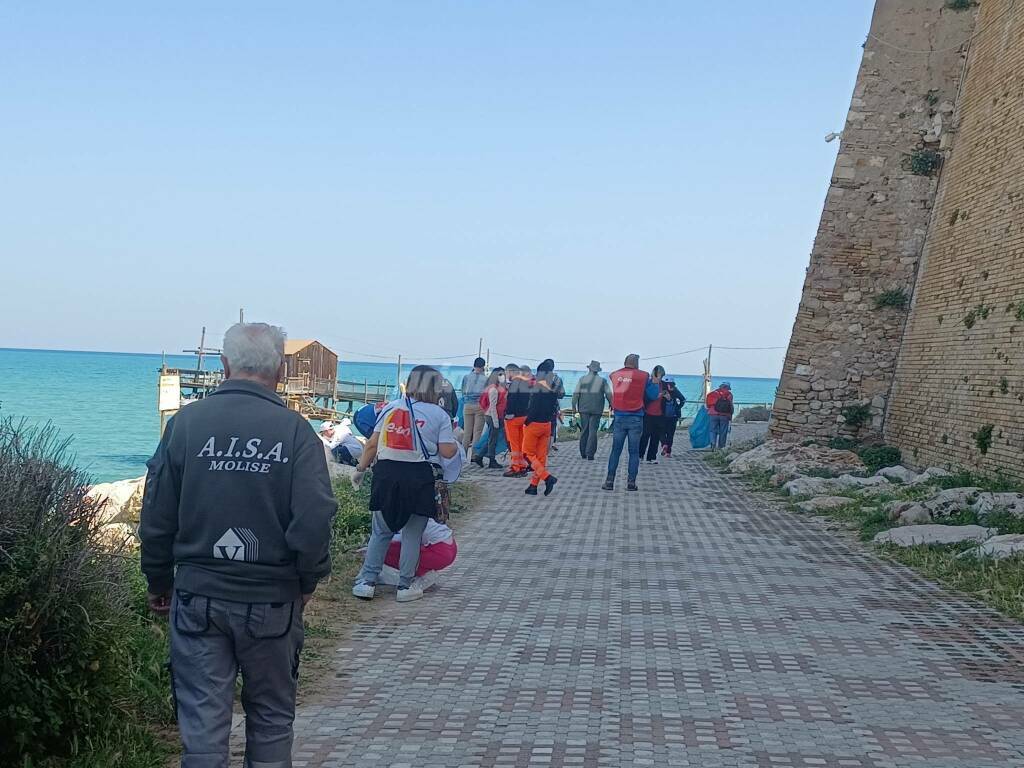 Studenti e volontari per la pulizia della spiaggia