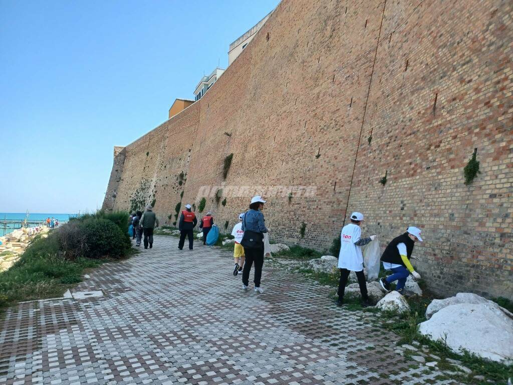 Studenti e volontari per la pulizia della spiaggia