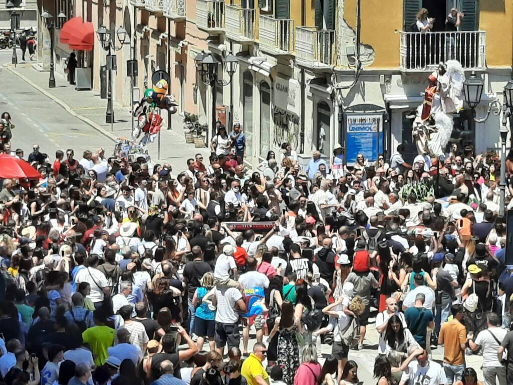 Misteri 2022 gente strada balconi 