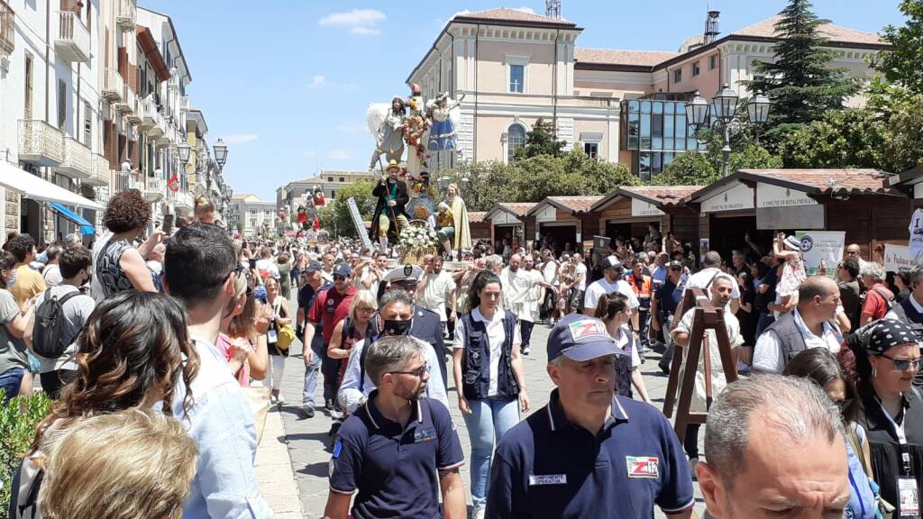 Misteri ultima tappa salotto Campobasso folla persone sfilata