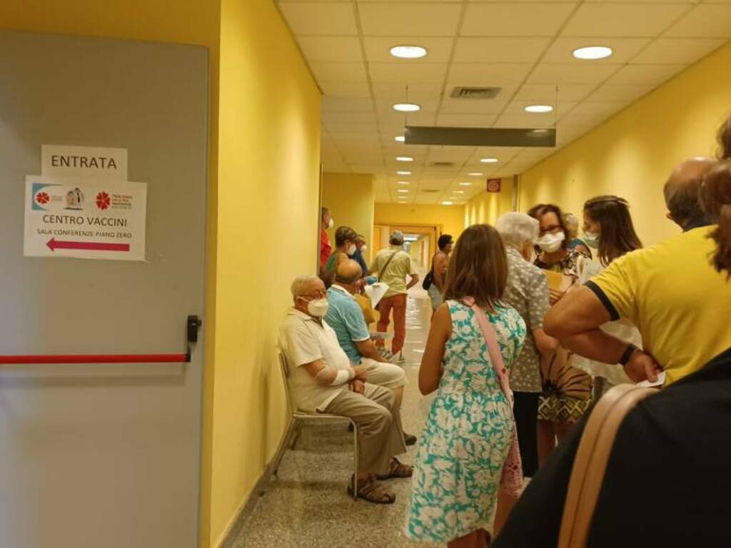 centro vaccinale san timoteo fila vaccini 14 luglio 