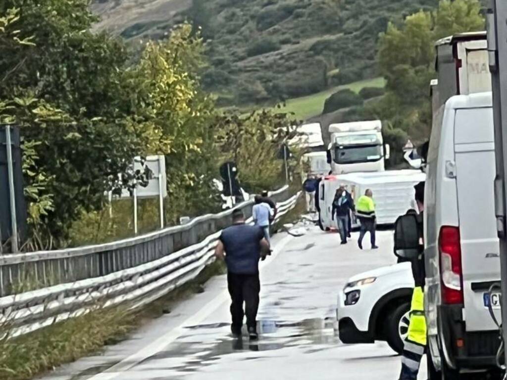 incidente furgone tir trignina castelguidone