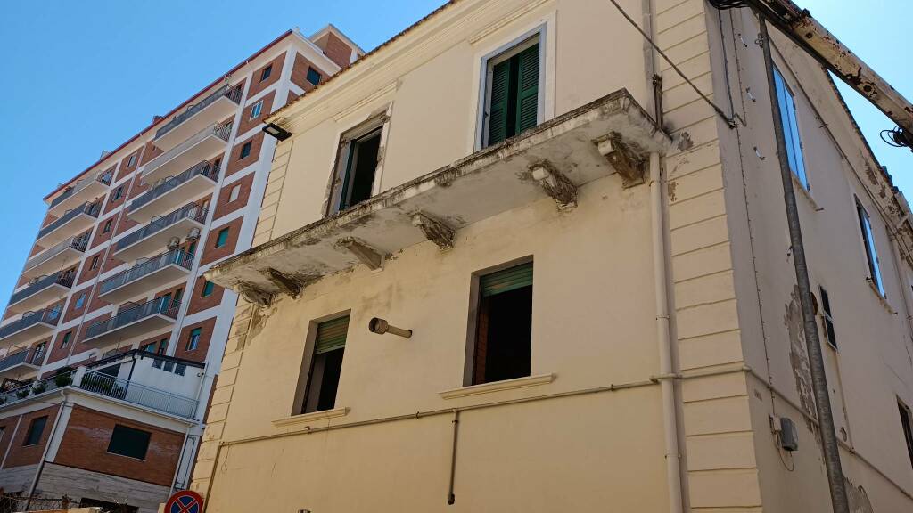 Cantiere via d Ovidio palazzo da demolire