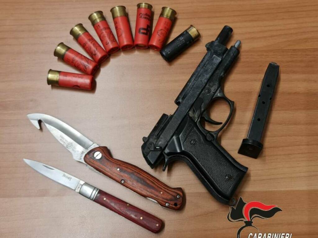 coltelli pistola munizione carabinieri