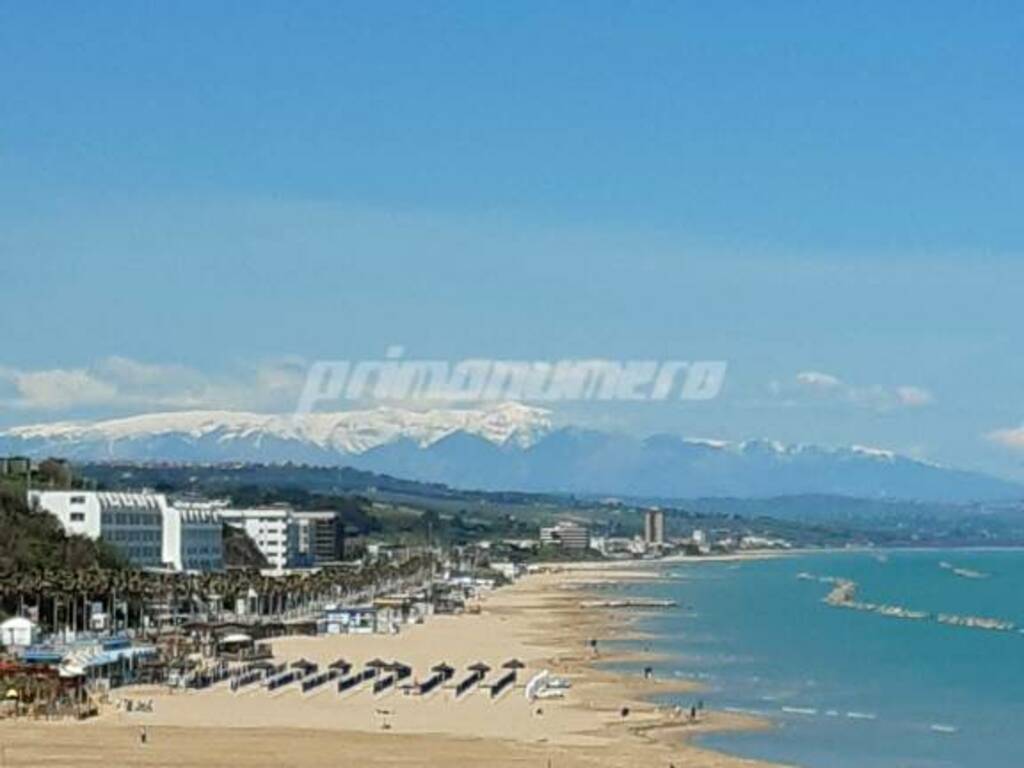 Spiaggia preparativi mare cielo montagna