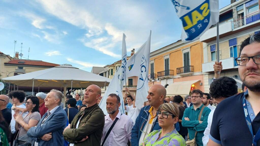 Salvini comizio piazza monumento 