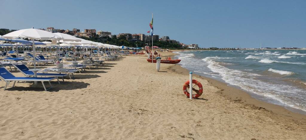 Spiaggia riovivo mare agitato bandierina rossa 