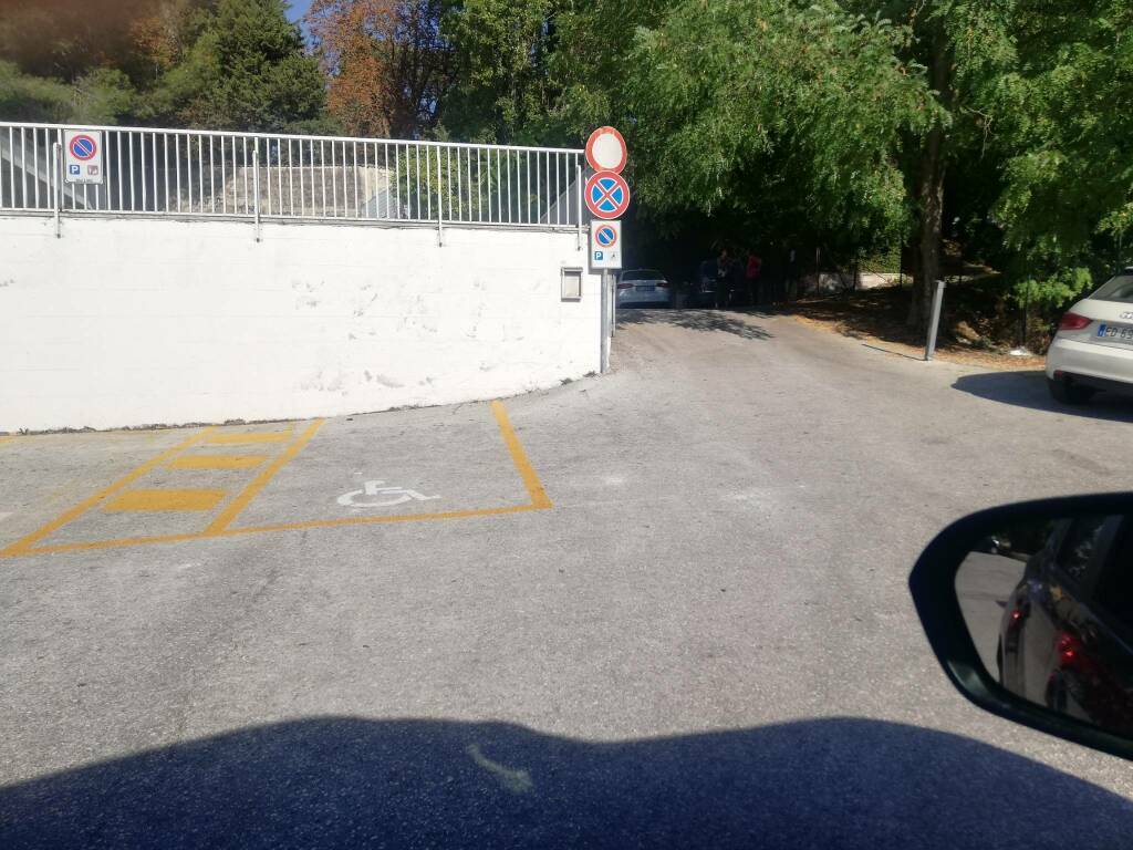 parcheggi rosa e disabili salita cb via gorizia