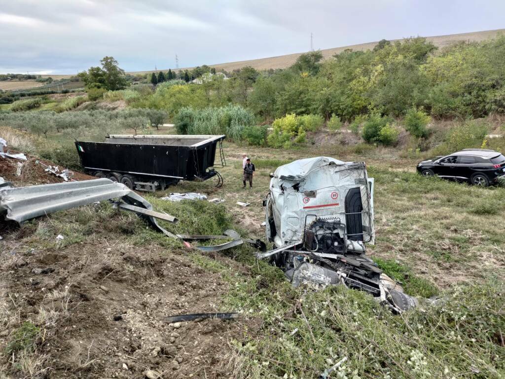 incidente tir ribaltato trignina