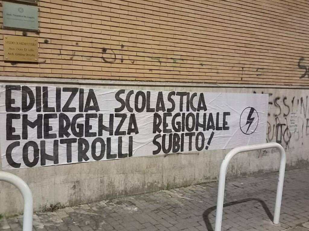 Blocco studentesco striscioni edilizia scolastica