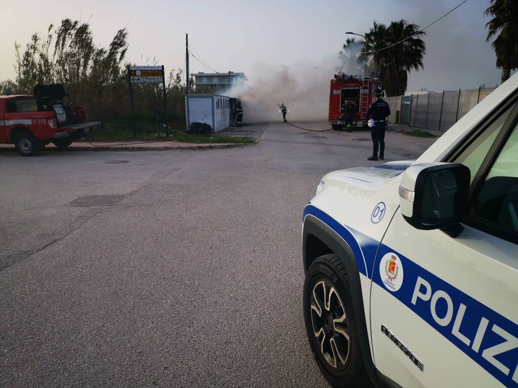 incendio ecoisola lido polizia locale campo